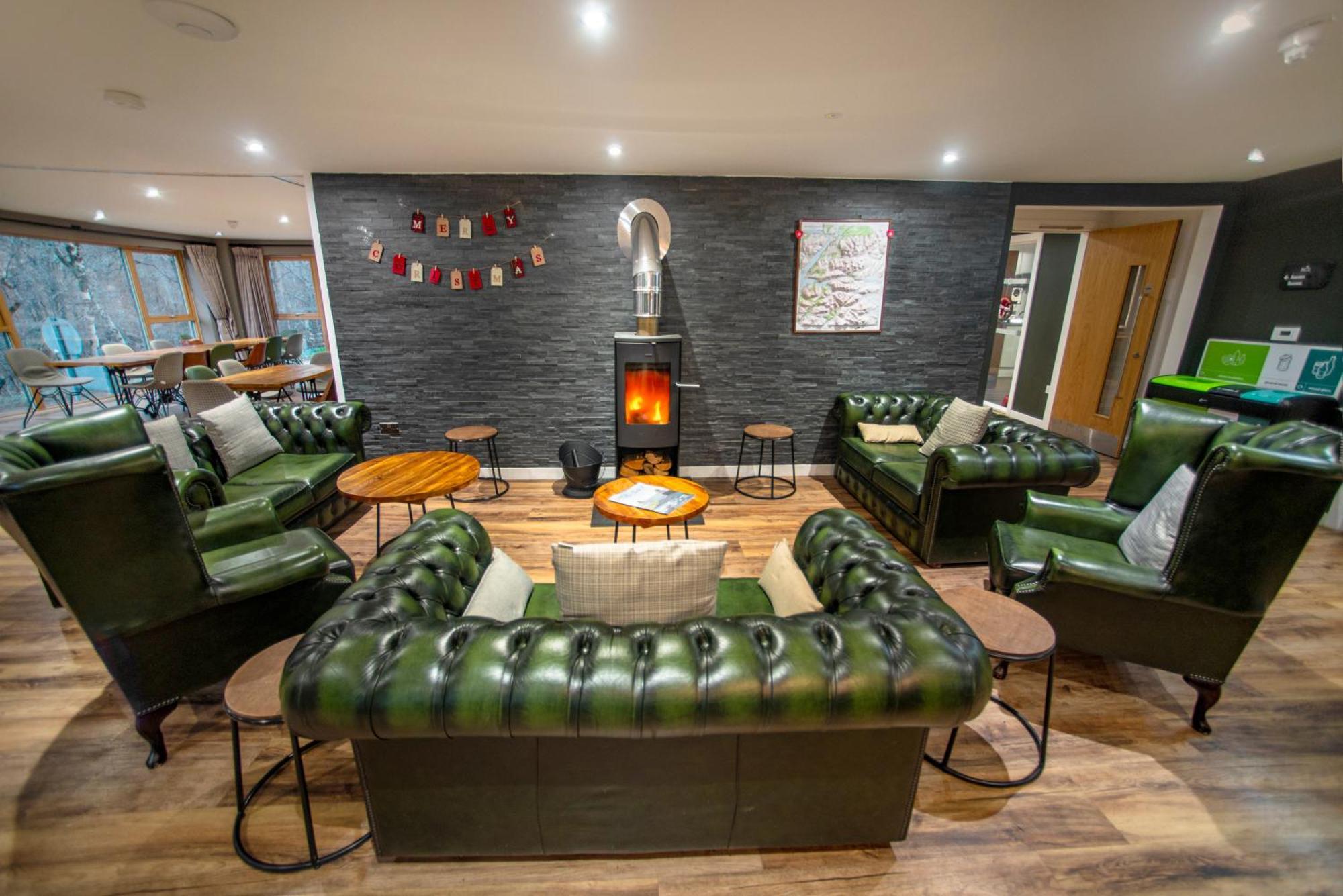 Glen Nevis Youth Hostel Fort William Ngoại thất bức ảnh The lounge at the station