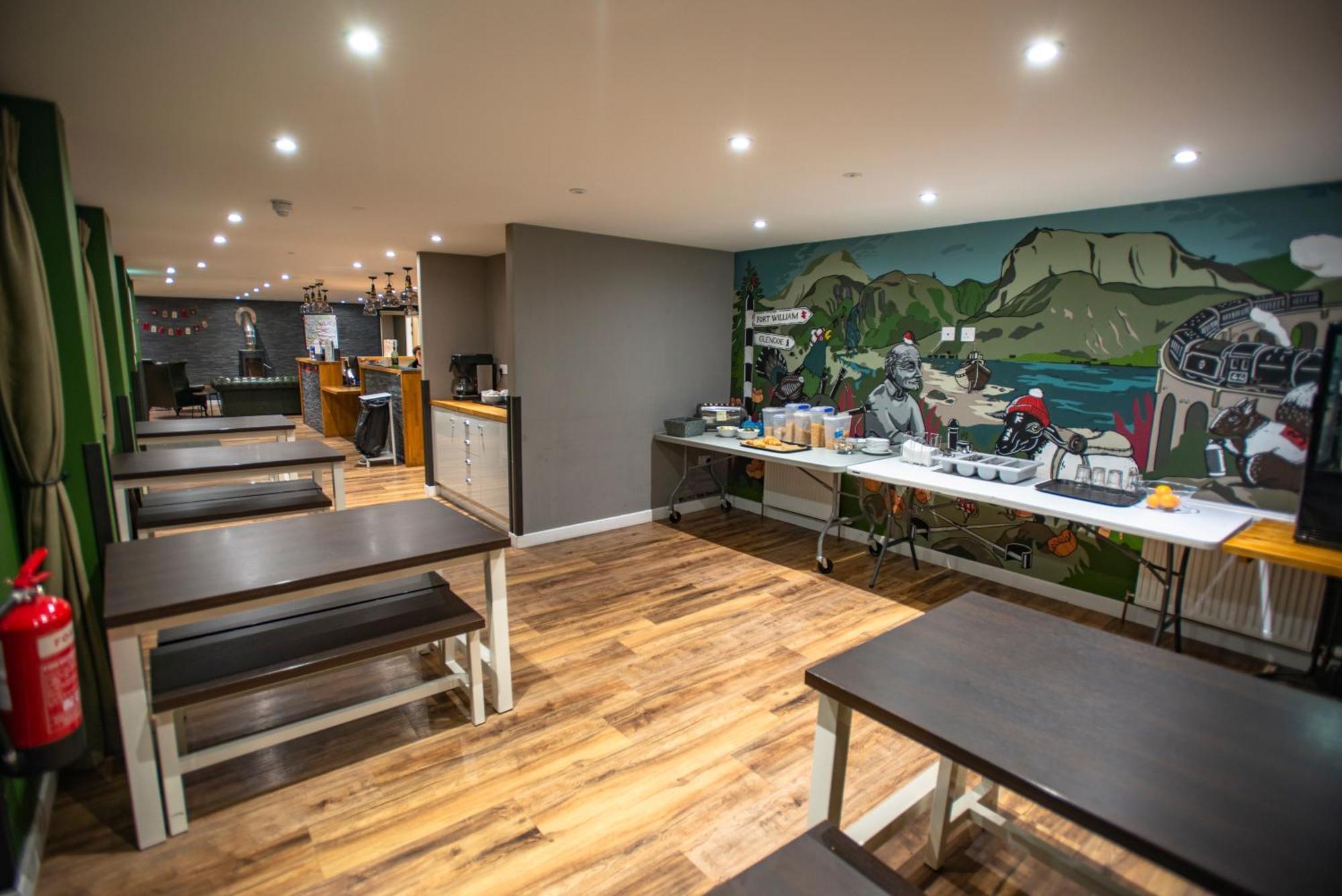 Glen Nevis Youth Hostel Fort William Ngoại thất bức ảnh The interior of a Costa Coffee shop