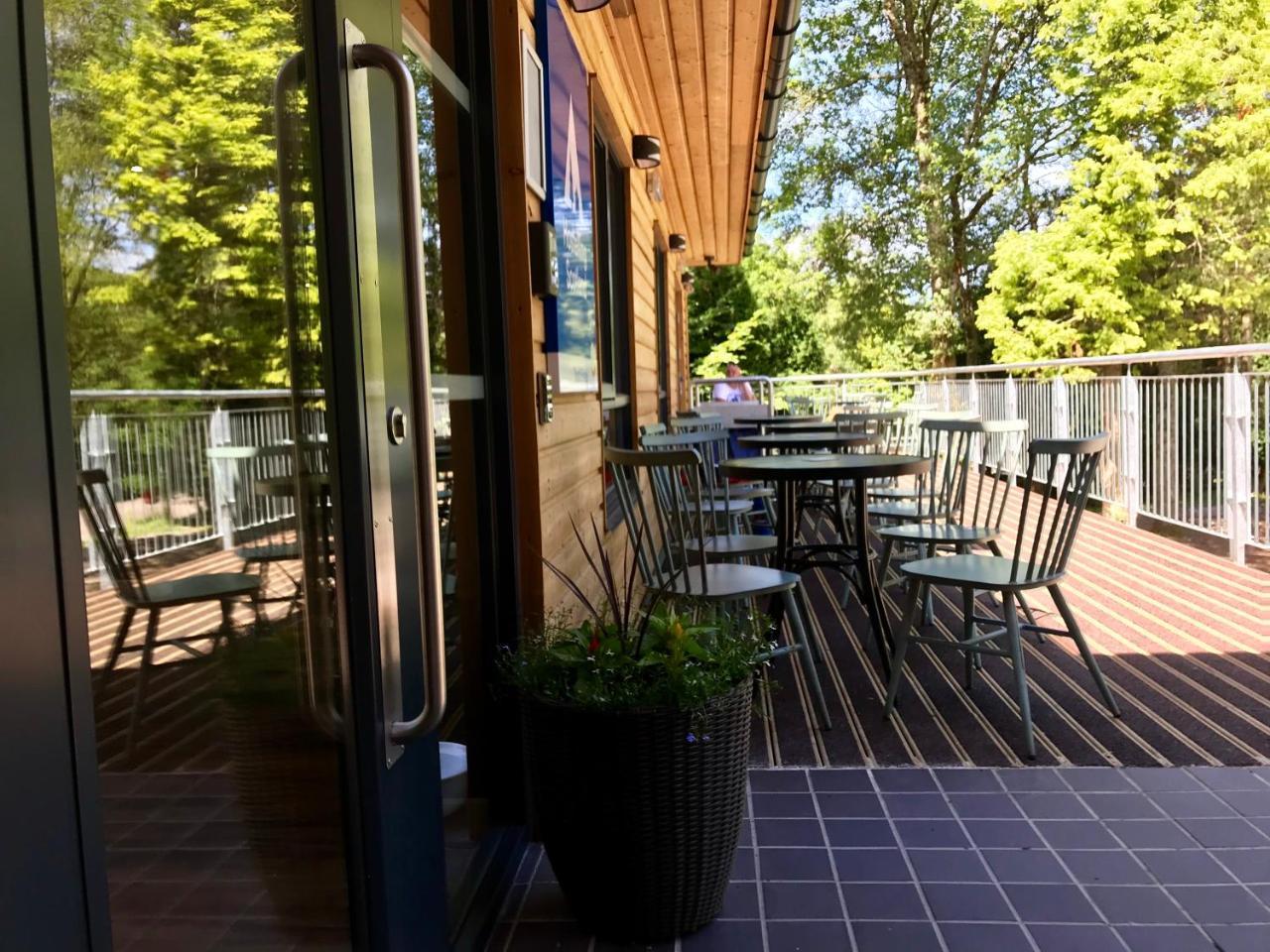 Glen Nevis Youth Hostel Fort William Ngoại thất bức ảnh The deck at the restaurant